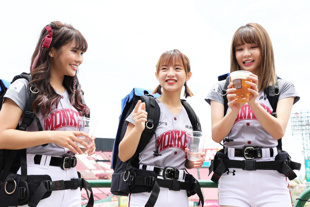試合前、球場のビール販売スタッフ姿で笑顔を見せる楽天モンキーズのチアリーダー「Rakuten Girls」の、左から琳妲（リンダ）、十元（ヒメ）、YURI（ユリ）（撮影・足立雅史）