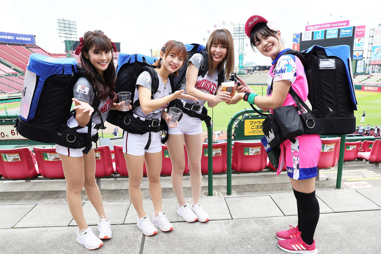 試合前、球場のビール販売スタッフと笑顔を見せる楽天モンキーズのチアリーダー「Rakuten Girls」の、左から琳妲（リンダ）、十元（ヒメ）、YURI（ユリ）（撮影・足立雅史）