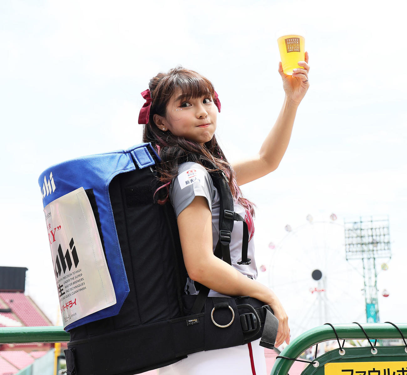 試合前、球場のビール販売スタッフ姿でポーズを決める楽天モンキーズのチアリーダー「Rakuten Girls」の琳妲（リンダ）（撮影・足立雅史）