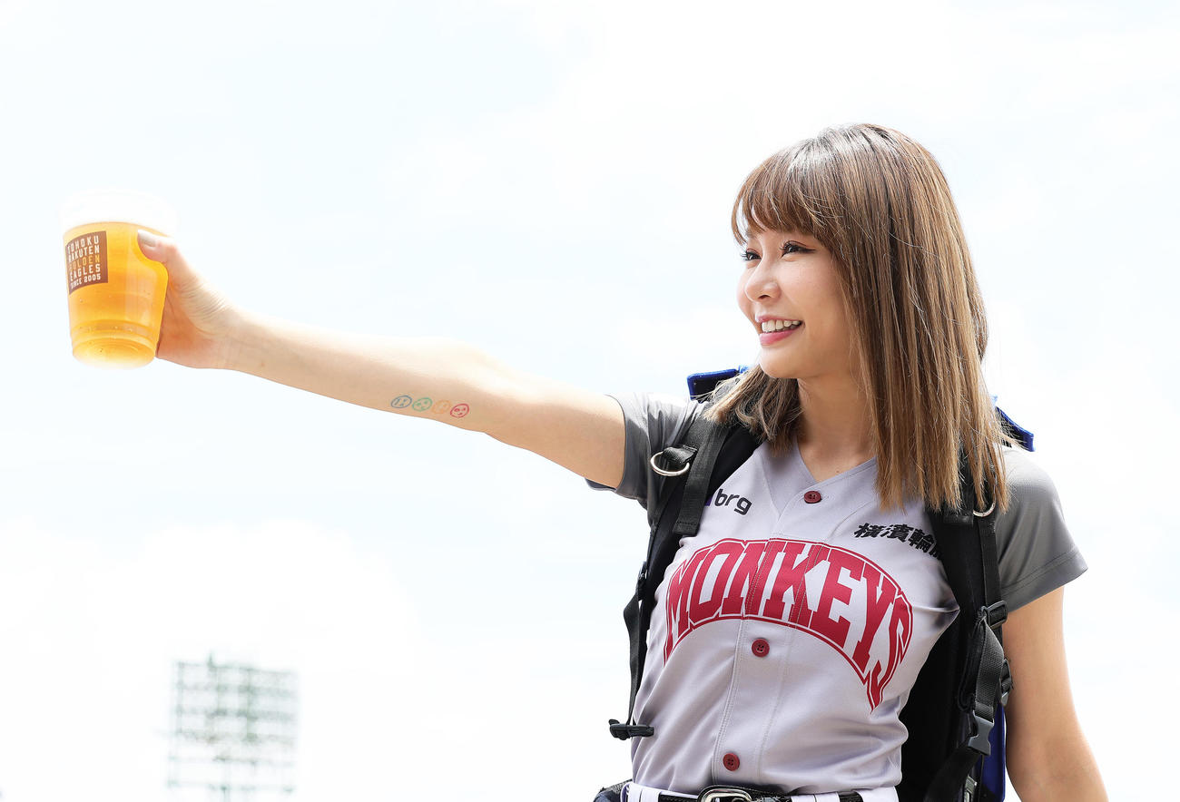 試合前、球場のビール販売スタッフ姿でポーズを決める楽天モンキーズのチアリーダー「Rakuten Girls」のYURI（ユリ）（撮影・足立雅史）
