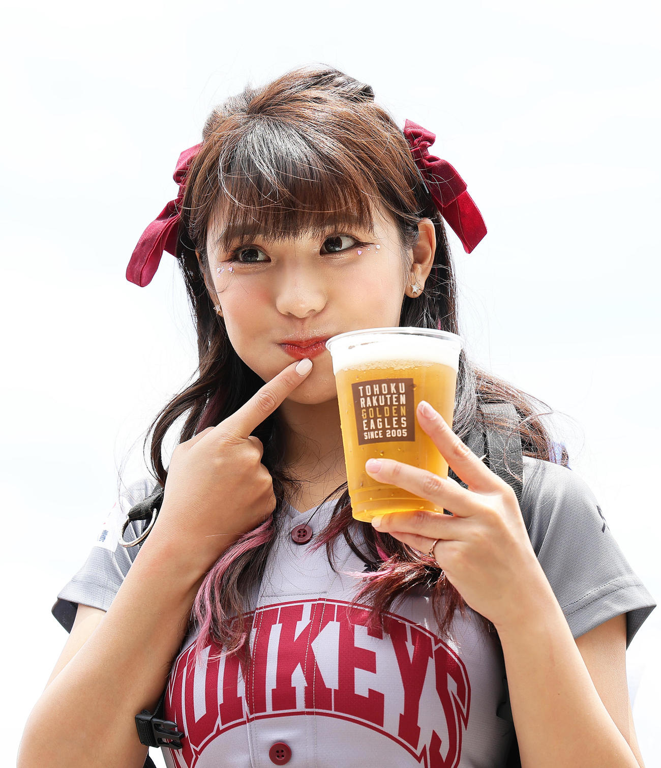 試合前、球場のビールを口にする楽天モンキーズのチアリーダー「Rakuten Girls」の琳妲（リンダ）（撮影・足立雅史）