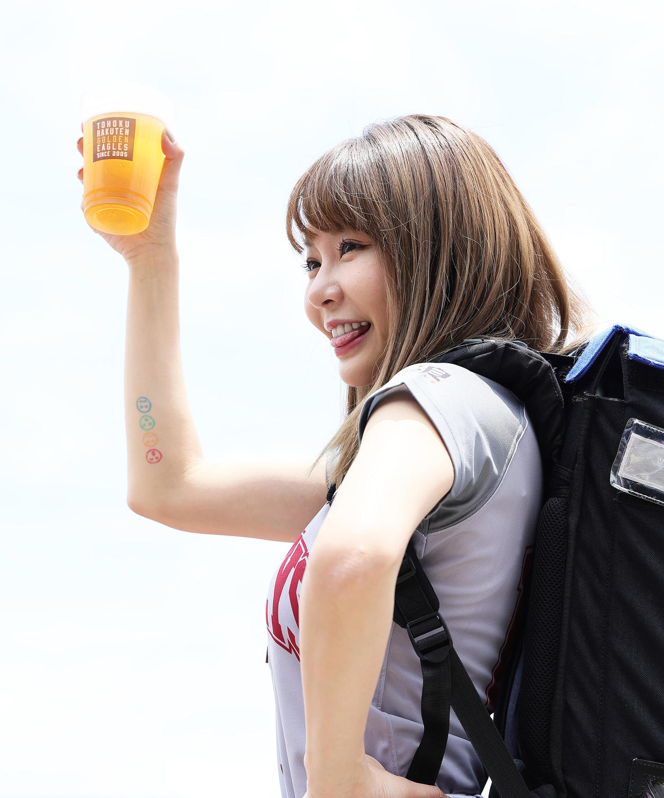 試合前、球場のビール販売スタッフ姿でポーズを決める楽天モンキーズのチアリーダー「Rakuten Girls」のYURI（ユリ）（撮影・足立雅史）