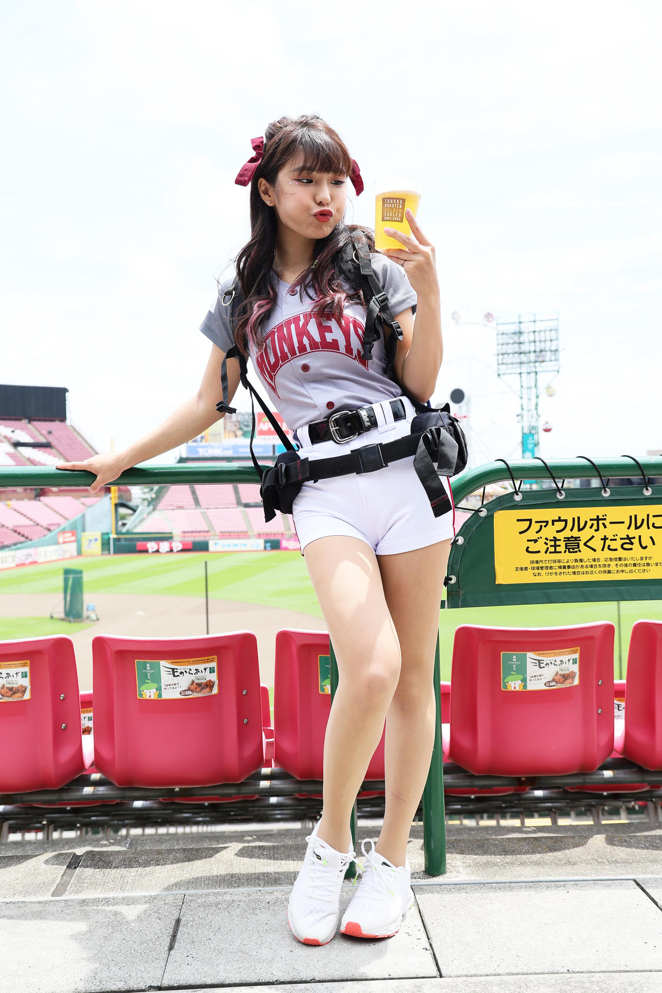 試合前、球場のビール販売スタッフ姿でポーズを決める楽天モンキーズのチアリーダー「Rakuten Girls」の琳妲（リンダ）（撮影・足立雅史）
