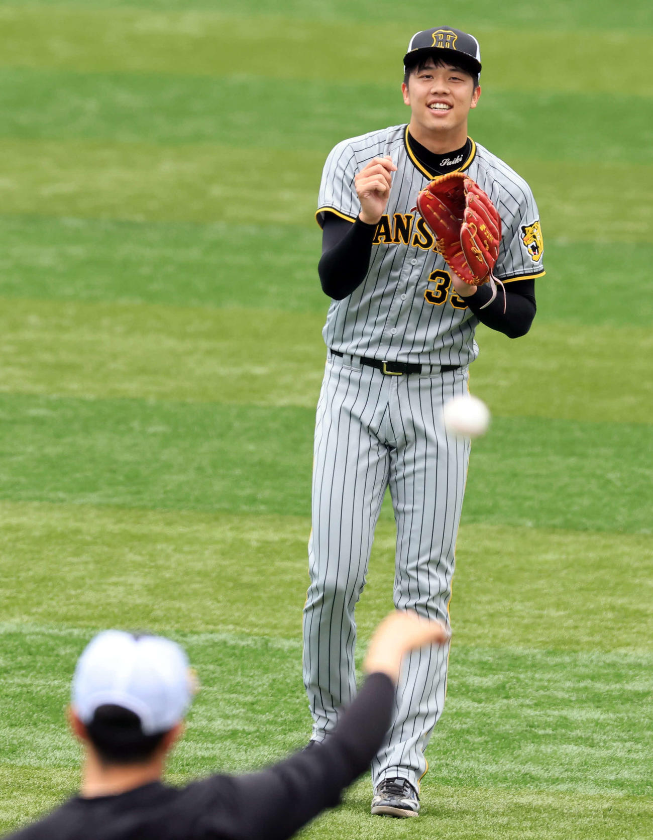 DeNA対阪神　キャッチボール中、笑顔の阪神才木（撮影・浅見桂子）
