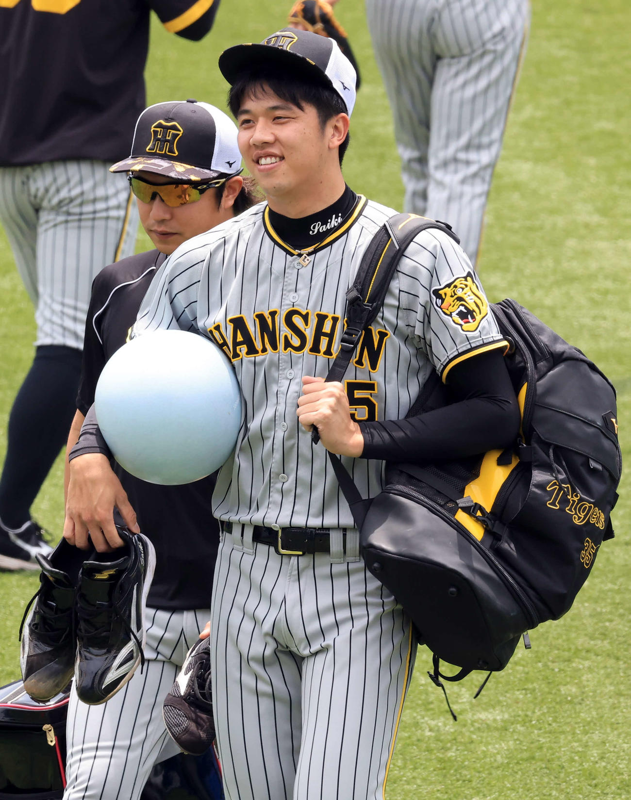 DeNA対阪神　練習に向かいながら笑顔の阪神才木（撮影・浅見桂子）