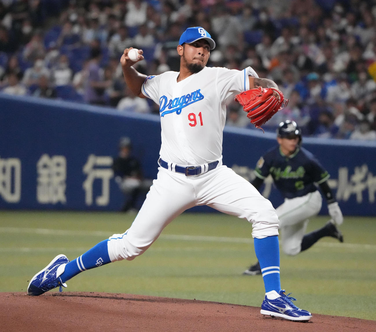 中日対ヤクルト　1回表、登板する中日先発のメヒア（撮影・森本幸一）