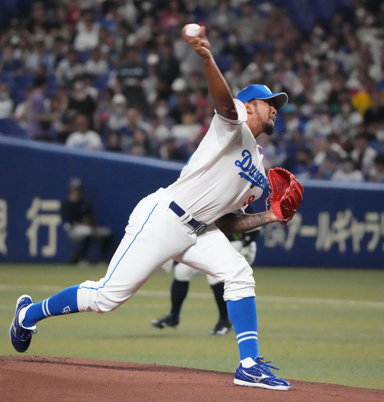 中日対ヤクルト　1回表、登板する中日先発のメヒア（撮影・森本幸一）