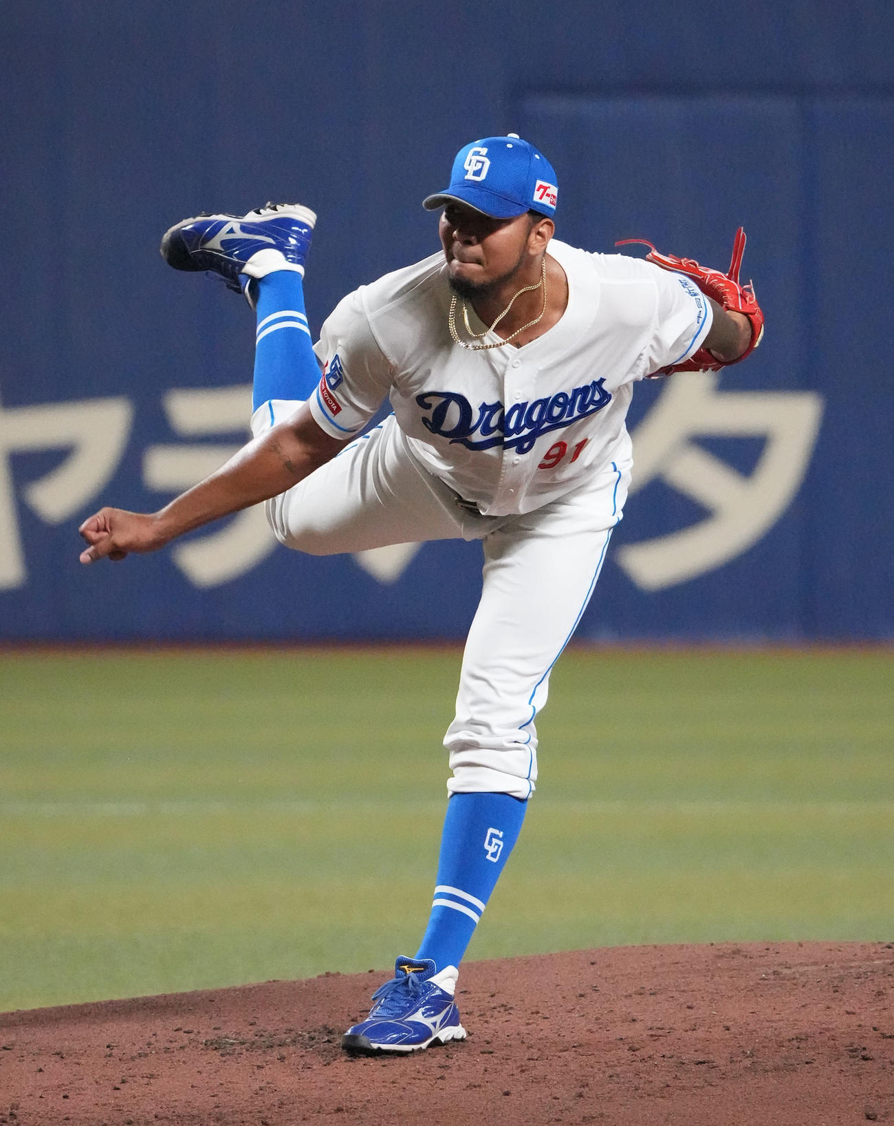中日対ヤクルト　2回表、力投する中日先発のメヒア（撮影・森本幸一）