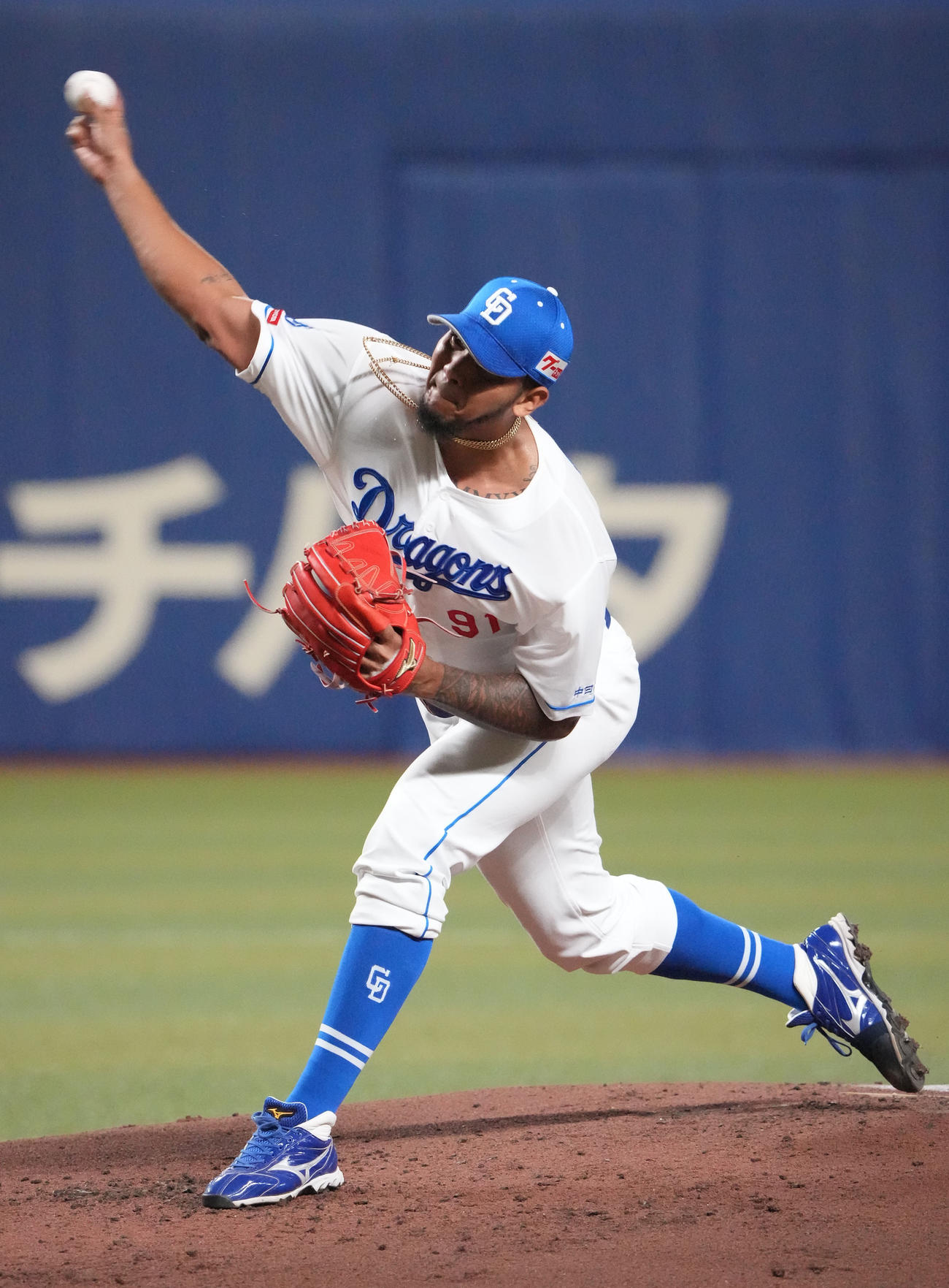 中日対ヤクルト　2回表、力投する中日先発のメヒア（撮影・森本幸一）