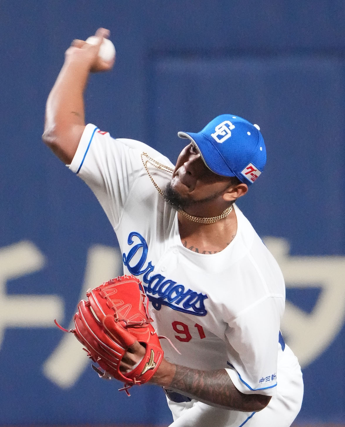 中日対ヤクルト　2回表、力投する中日先発のメヒア（撮影・森本幸一）