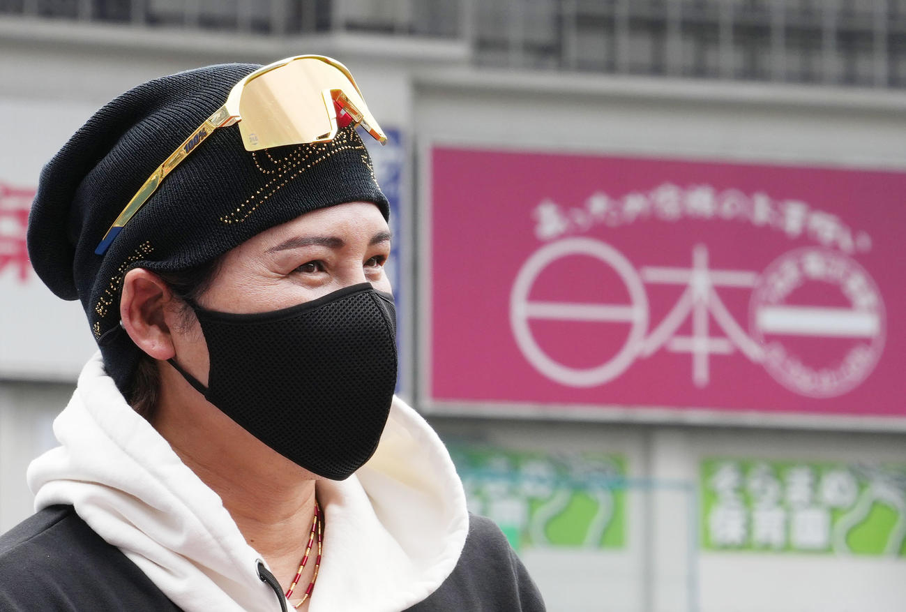 ロッテ対日本ハム　試合前、取材に応じる日本ハム新庄監督（撮影・横山健太）