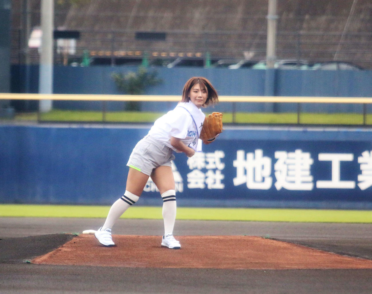 日本ハム対DeNA　始球式を務めた大川成美（撮影・木下大輔）