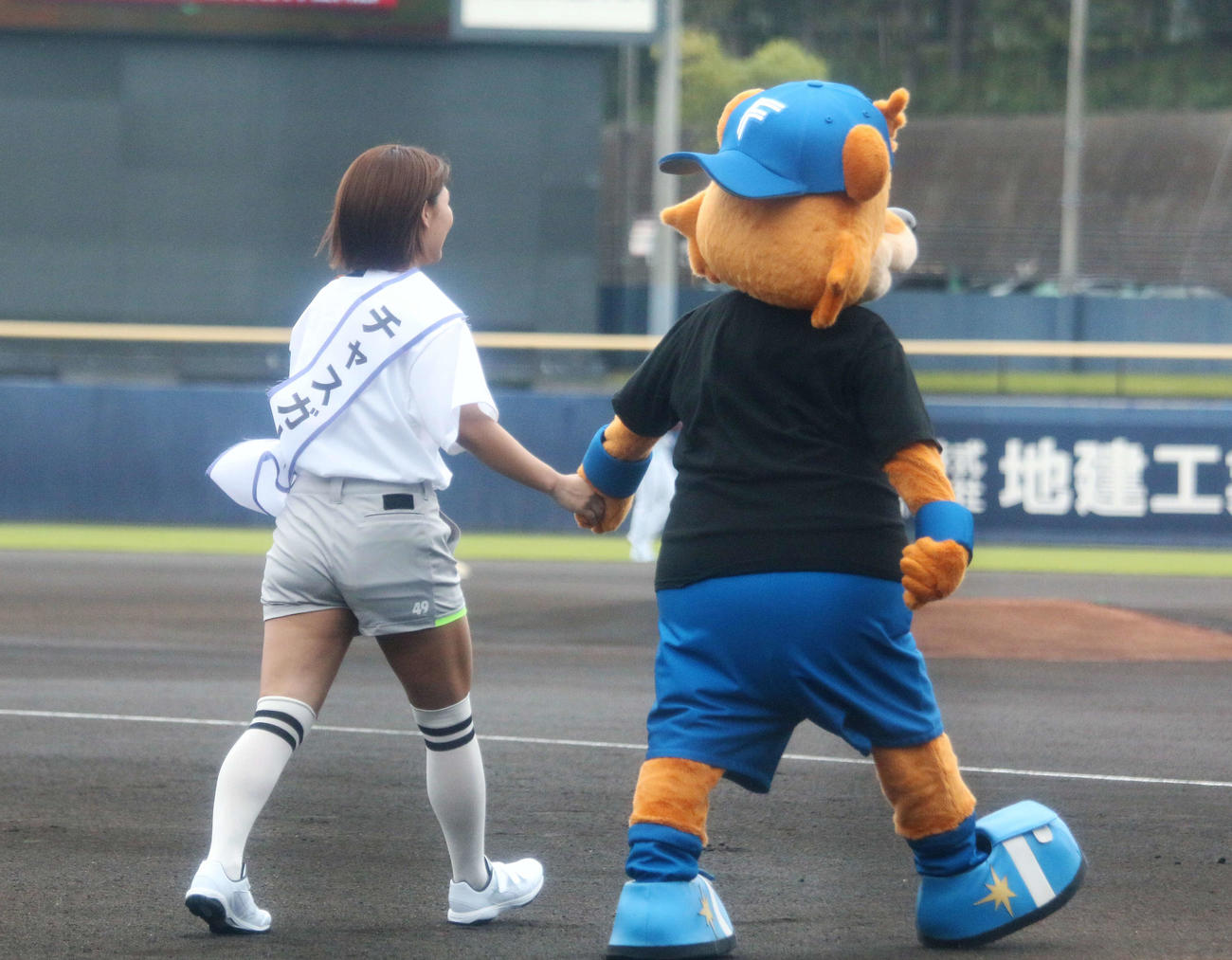 日本ハム対DeNA　始球式を務めた大川成美（撮影・木下大輔）