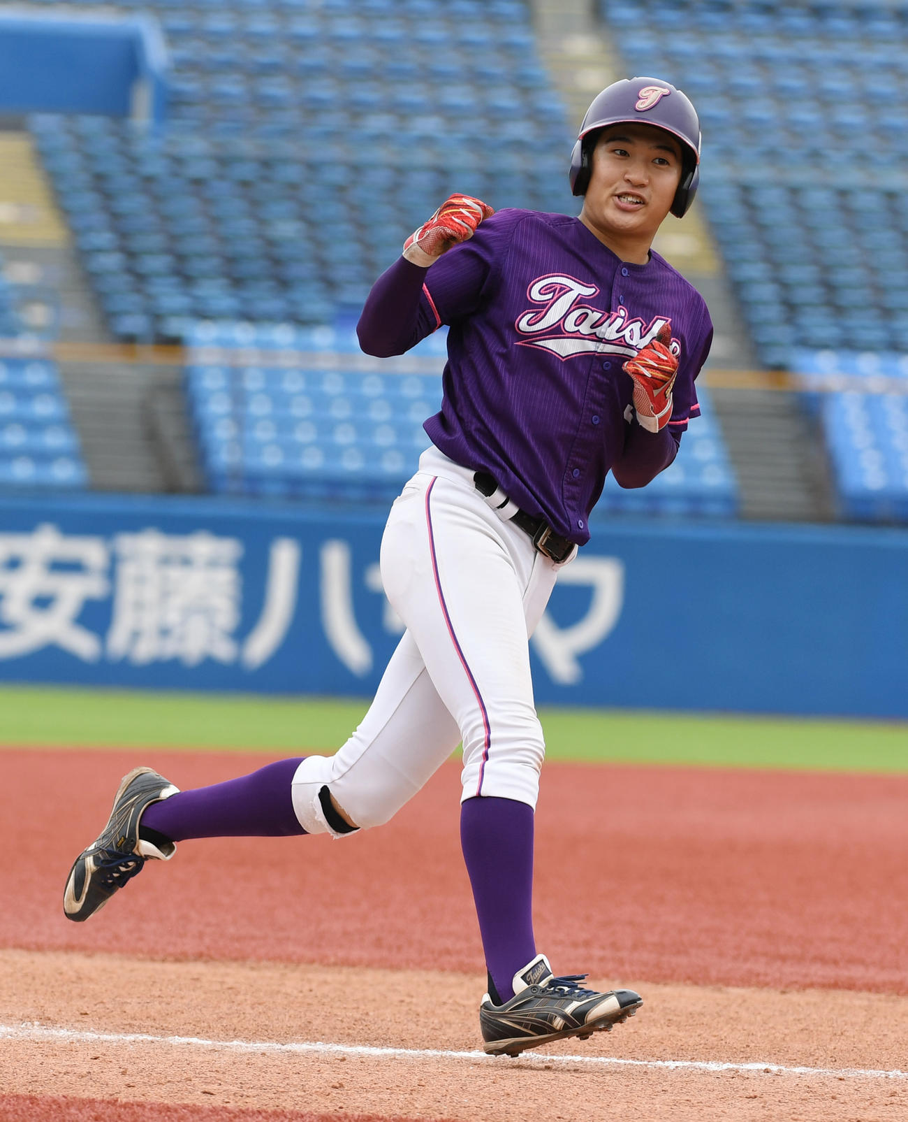 大正大対東農大　7回表大正大2死、津田は左越えに本塁打を放ちガッツポーズする（撮影・柴田隆二）