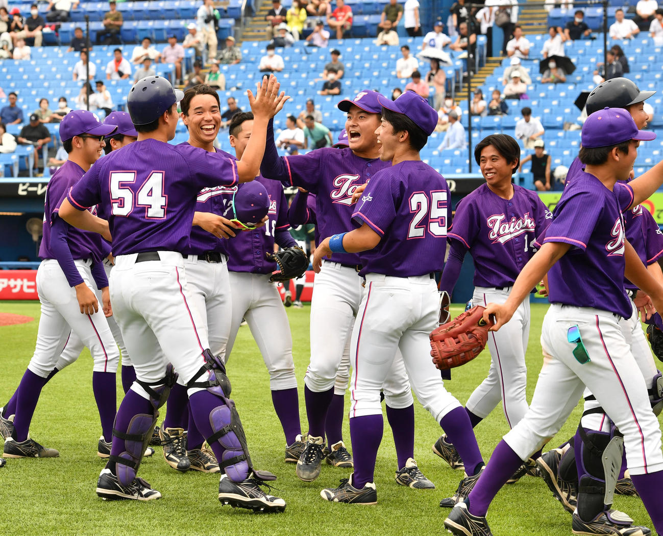 大正大対東農大　勝利し喜ぶ大正大ナイン（撮影・柴田隆二）
