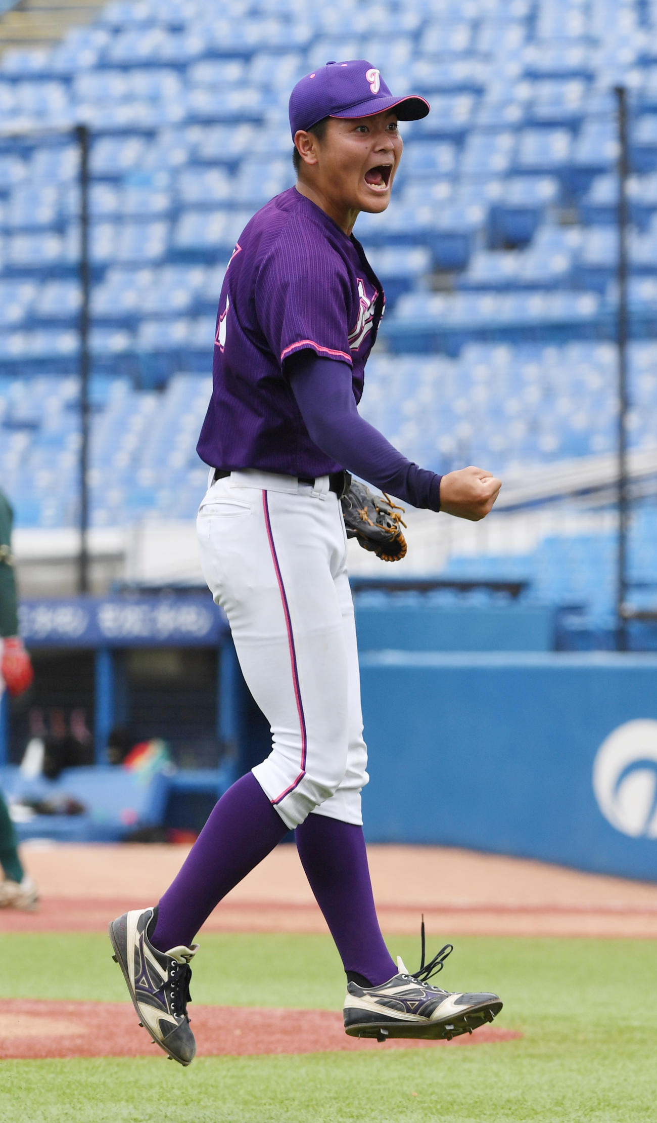 大正大対東農大　勝利しガッツポーズする大正大・清水（撮影・柴田隆二）
