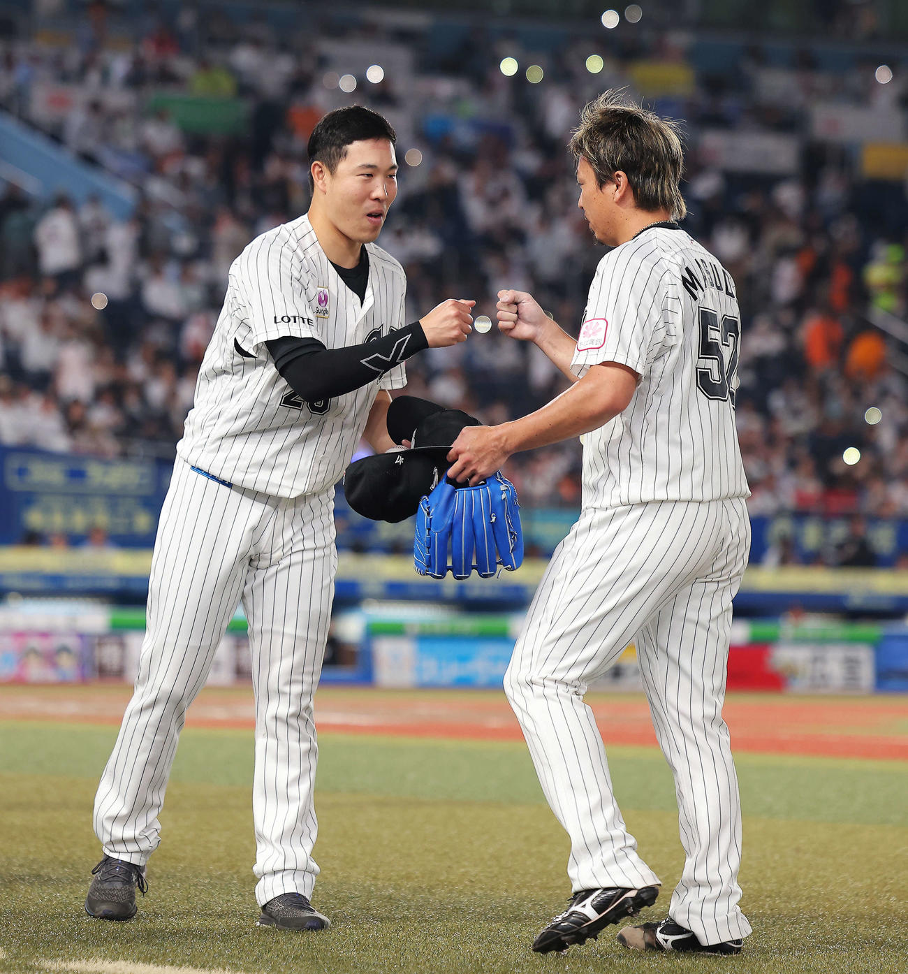 グータッチを交わすロッテ西野勇士（左）と益田直也（2023年5月30日撮影）