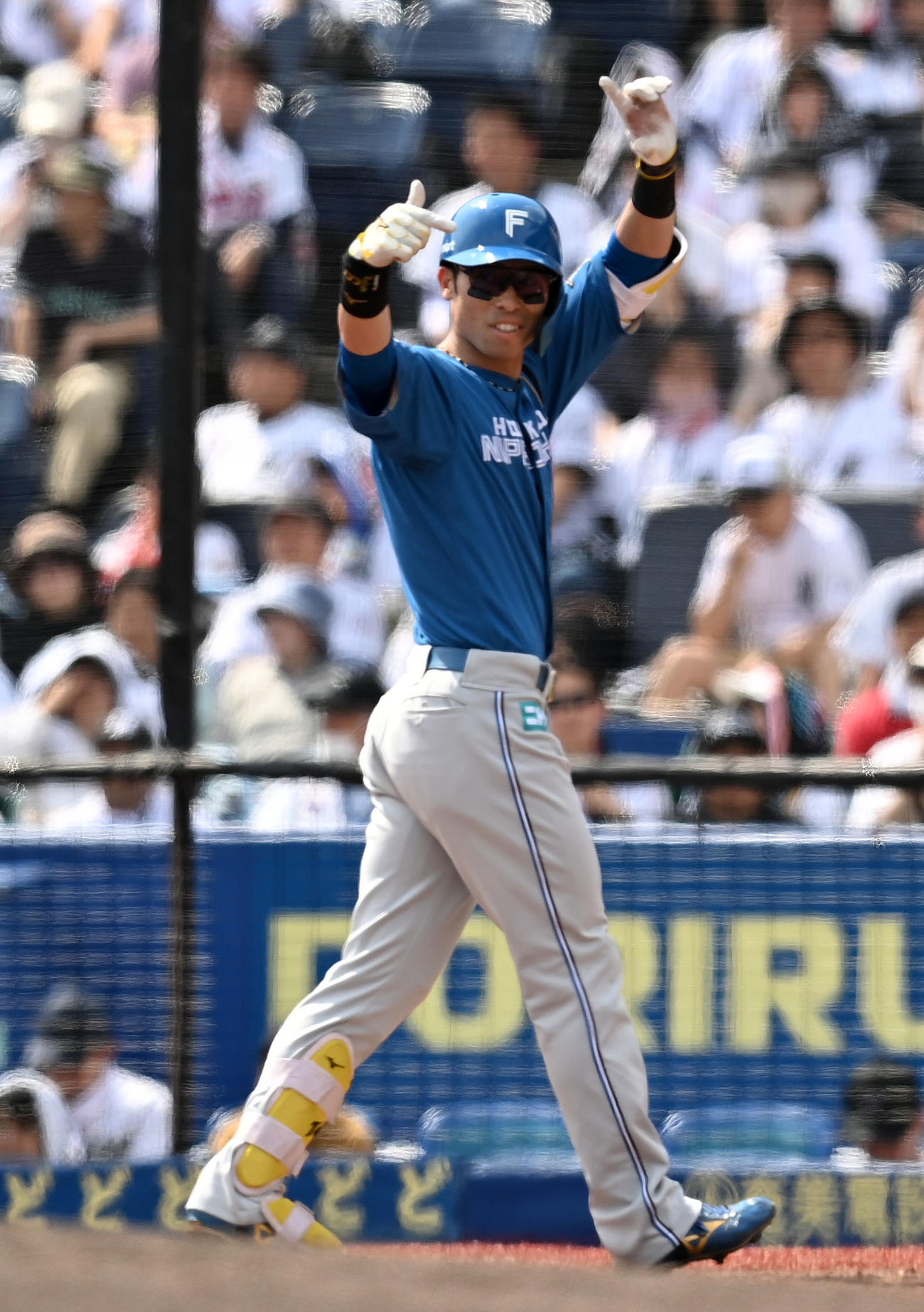 ロッテ対日本ハム　2回表日本ハム1死一、三塁、左前適時打を放ちポーズを決める江越（撮影・横山健太）
