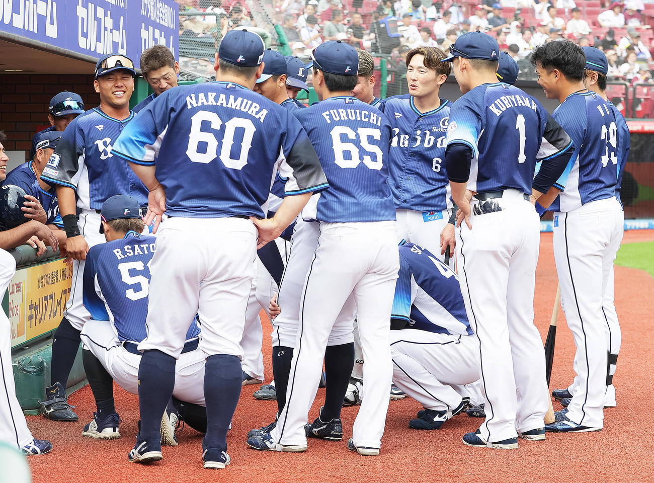 楽天対西武　円陣の中央で声出しする西武蛭間（後方左端）（撮影・足立雅史）