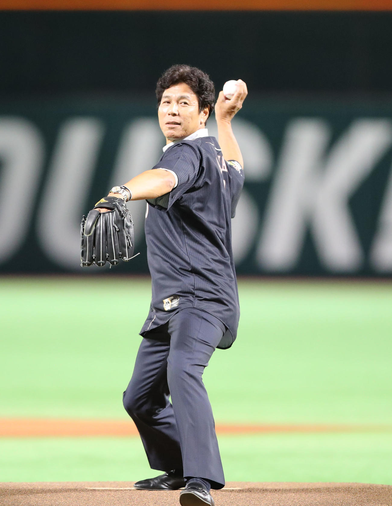 ソフトバンク対オリックス　セレモニアルピッチで見事な投球を披露した秋山幸二氏（撮影・梅根麻紀）
