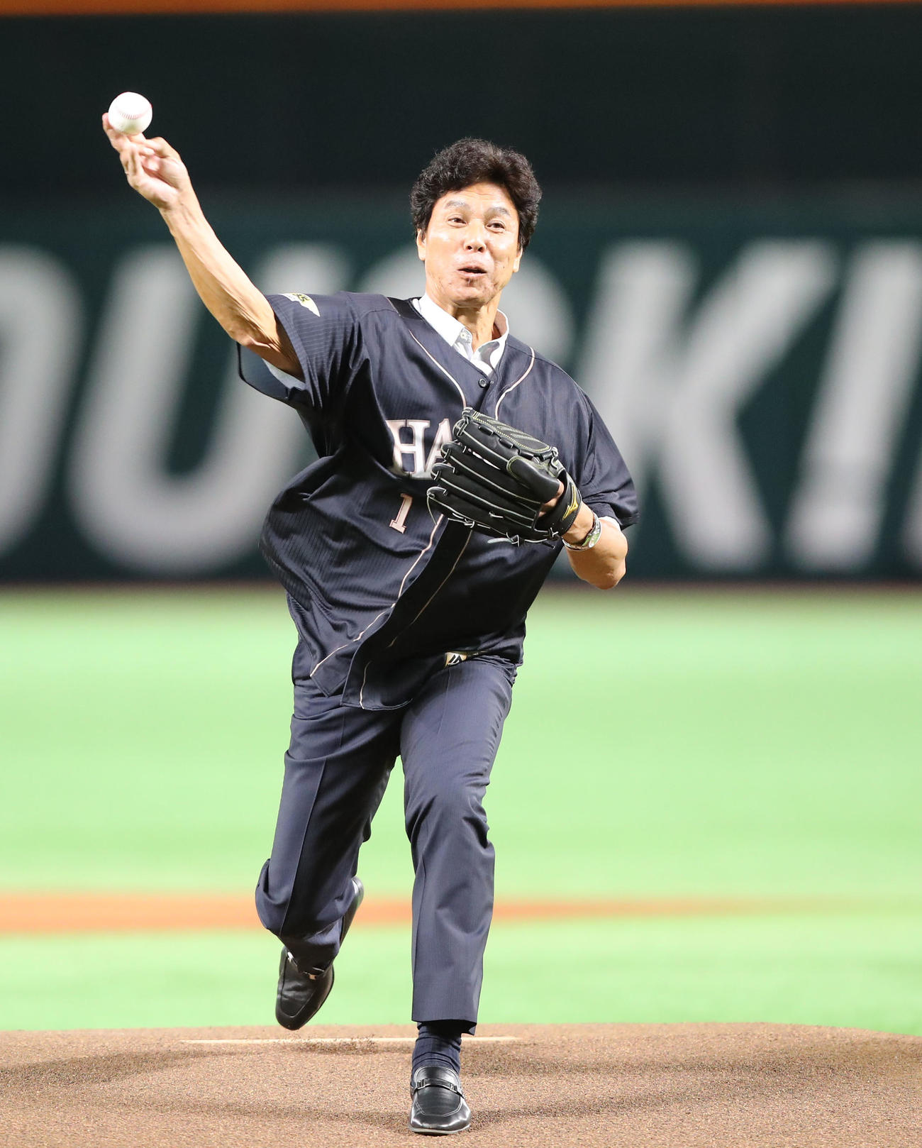ソフトバンク対オリックス　セレモニアルピッチで見事な投球を披露した秋山幸二氏（撮影・梅根麻紀）