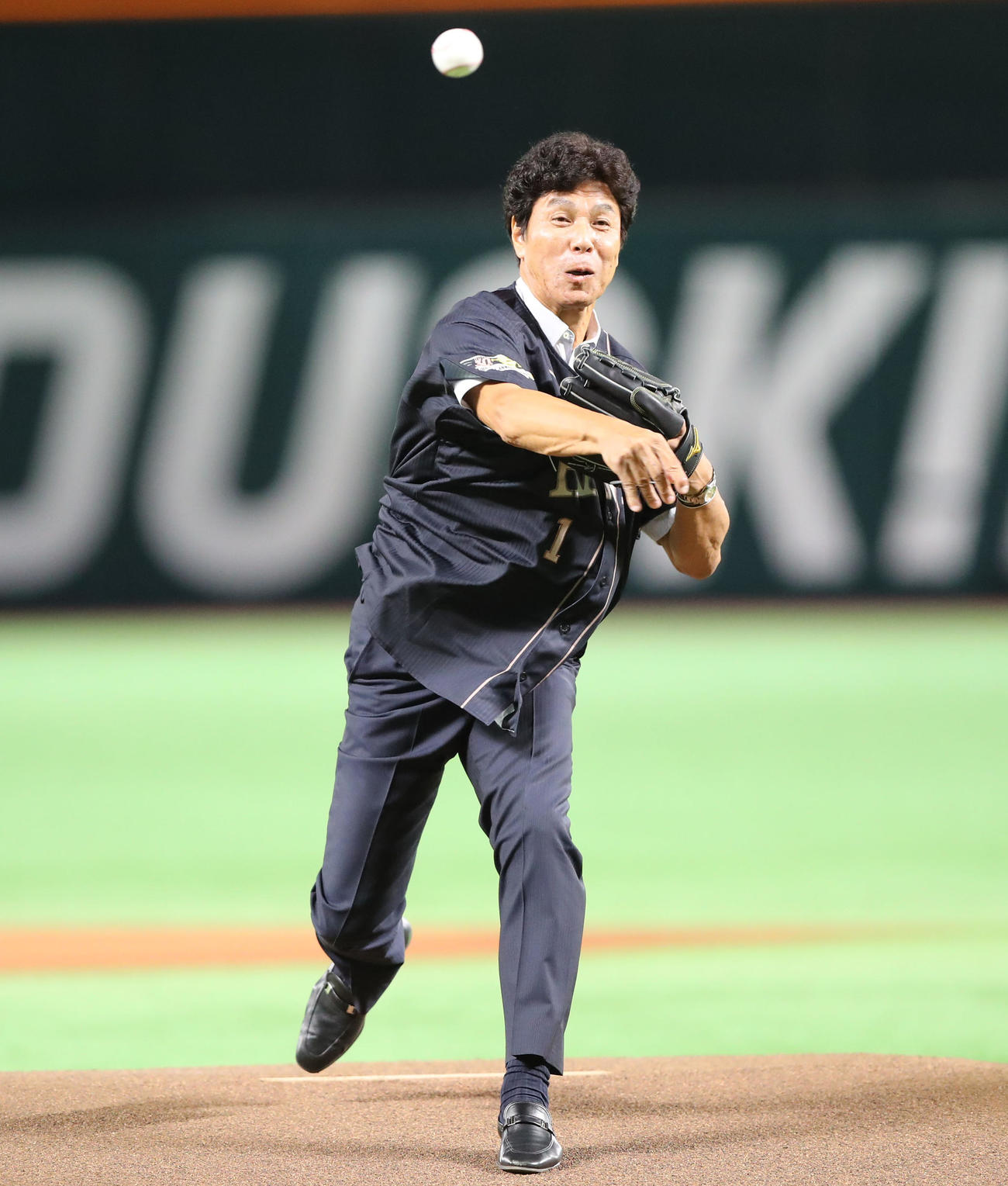 ソフトバンク対オリックス　セレモニアルピッチで見事な投球を披露した秋山幸二氏（撮影・梅根麻紀）
