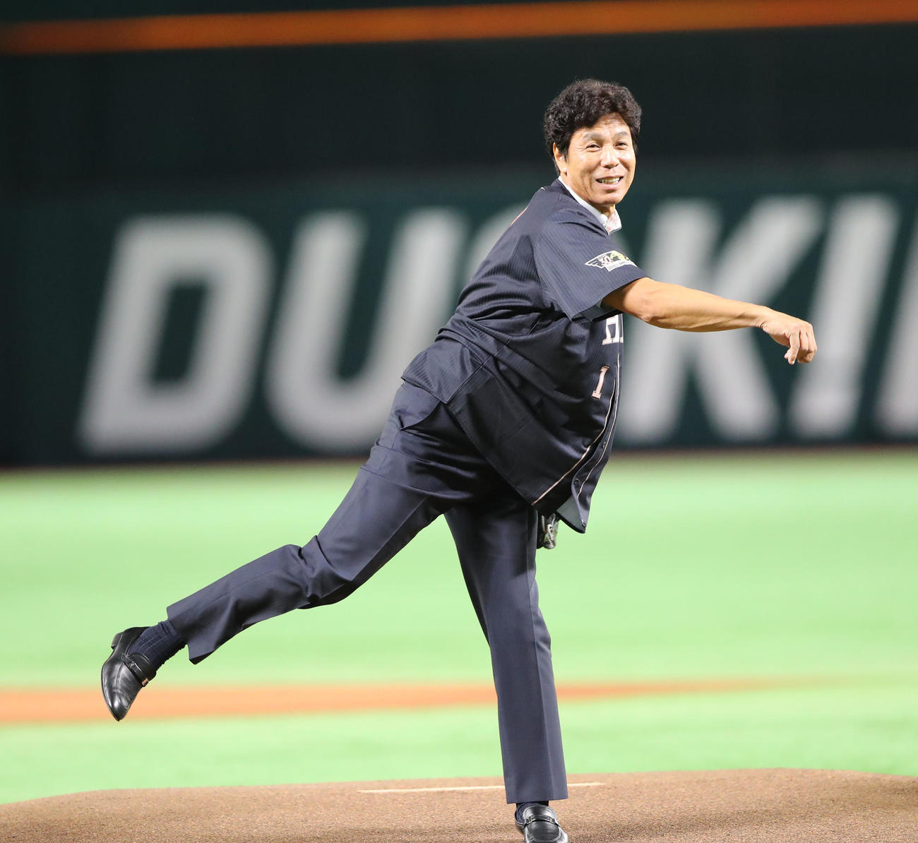ソフトバンク対オリックス　セレモニアルピッチで見事な投球を披露した秋山幸二氏（撮影・梅根麻紀）