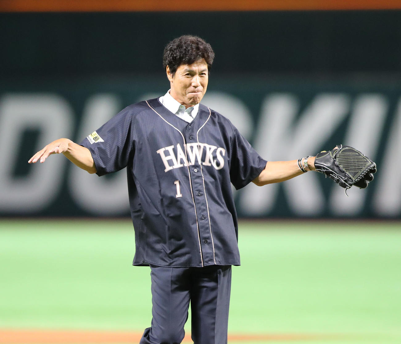 ソフトバンク対オリックス　セレモニアルピッチで見事な投球を披露した秋山幸二氏（撮影・梅根麻紀）