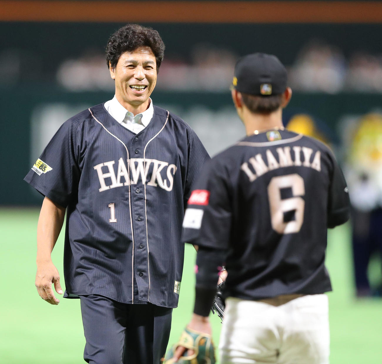 ソフトバンク対オリックス　セレモニアルピッチで見事な投球を披露した秋山幸二氏と球を受けた今宮（撮影・梅根麻紀）