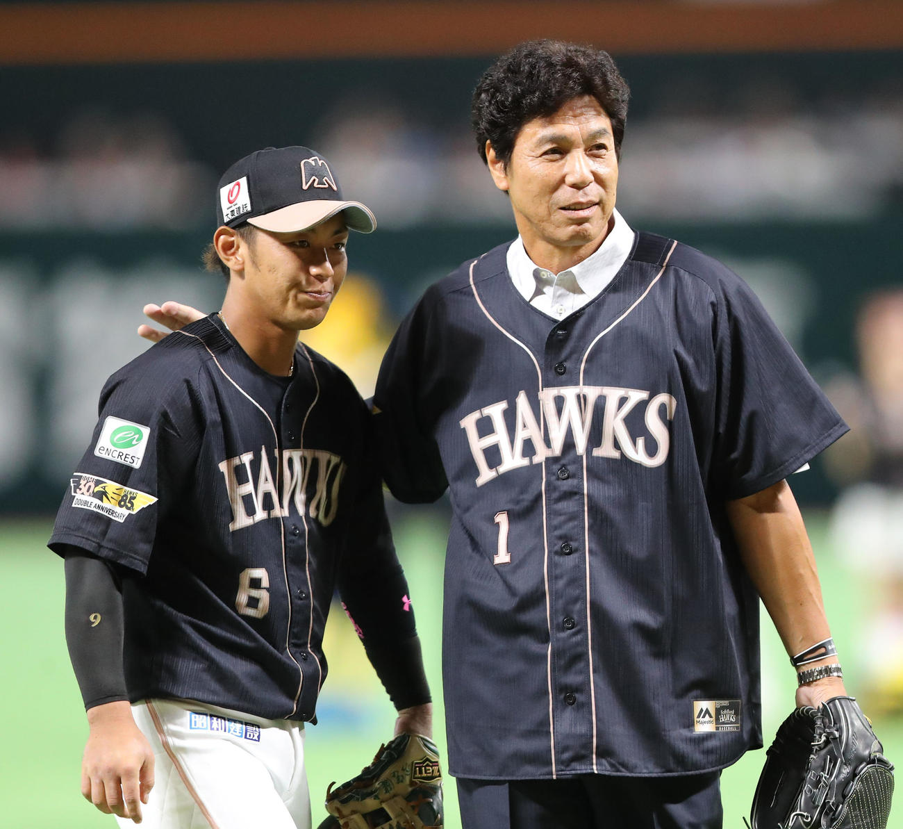 ソフトバンク対オリックス　セレモニアルピッチで見事な投球を披露した秋山幸二氏と球を受けた今宮（撮影・梅根麻紀）