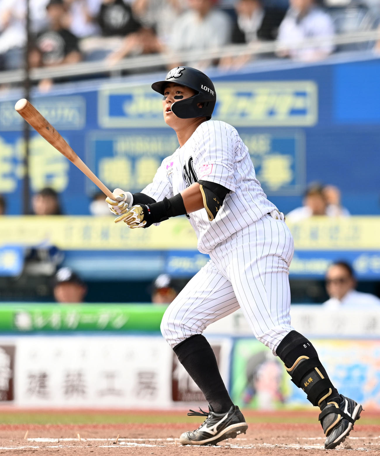 ロッテ対日本ハム　4回裏ロッテ無死二塁、左越え2点本塁打を放つ山口（撮影・横山健太）