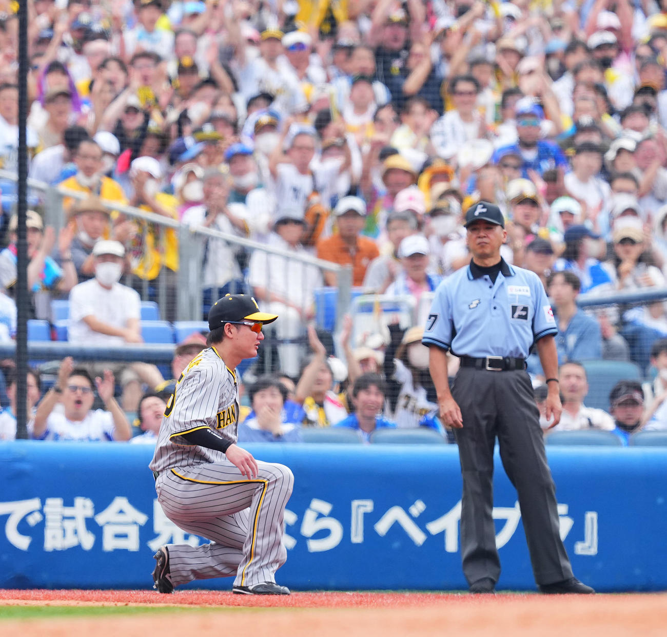DeNA対阪神　3回裏DeNA2死三塁、牧の鋭い打球を好捕し三直とした渡辺諒（左）にファンも拍手（撮影・垰建太）