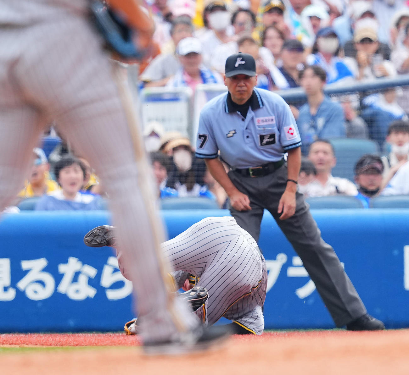 DeNA対阪神　3回裏DeNA2死三塁、牧の鋭い打球を好捕し三直とした渡辺諒（撮影・垰建太）
