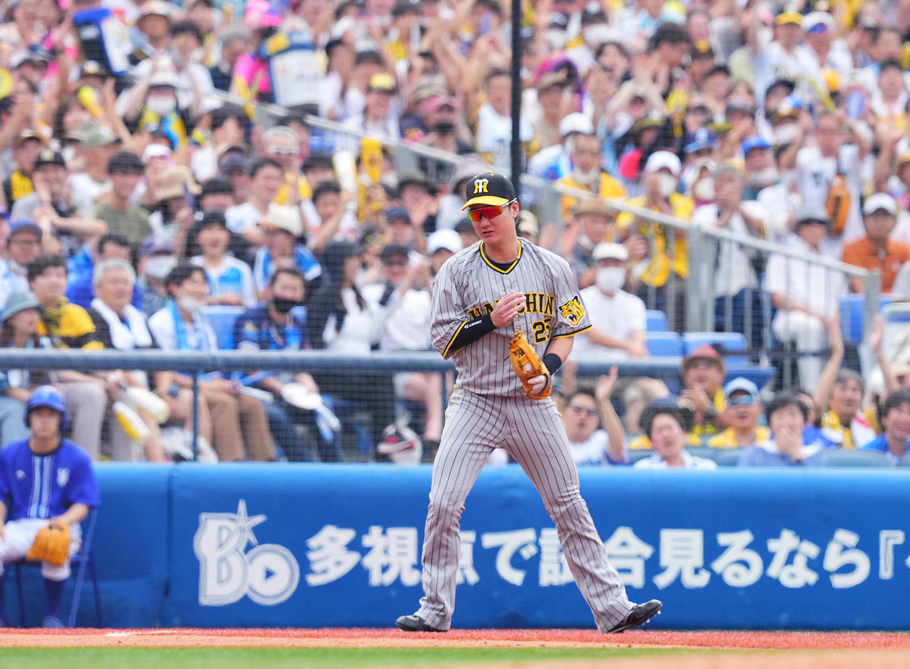 DeNA対阪神　3回裏DeNA2死三塁、牧の鋭い打球を好捕し三直とした渡辺諒は盛り上がるファンを背にグラブをたたく（撮影・垰建太）