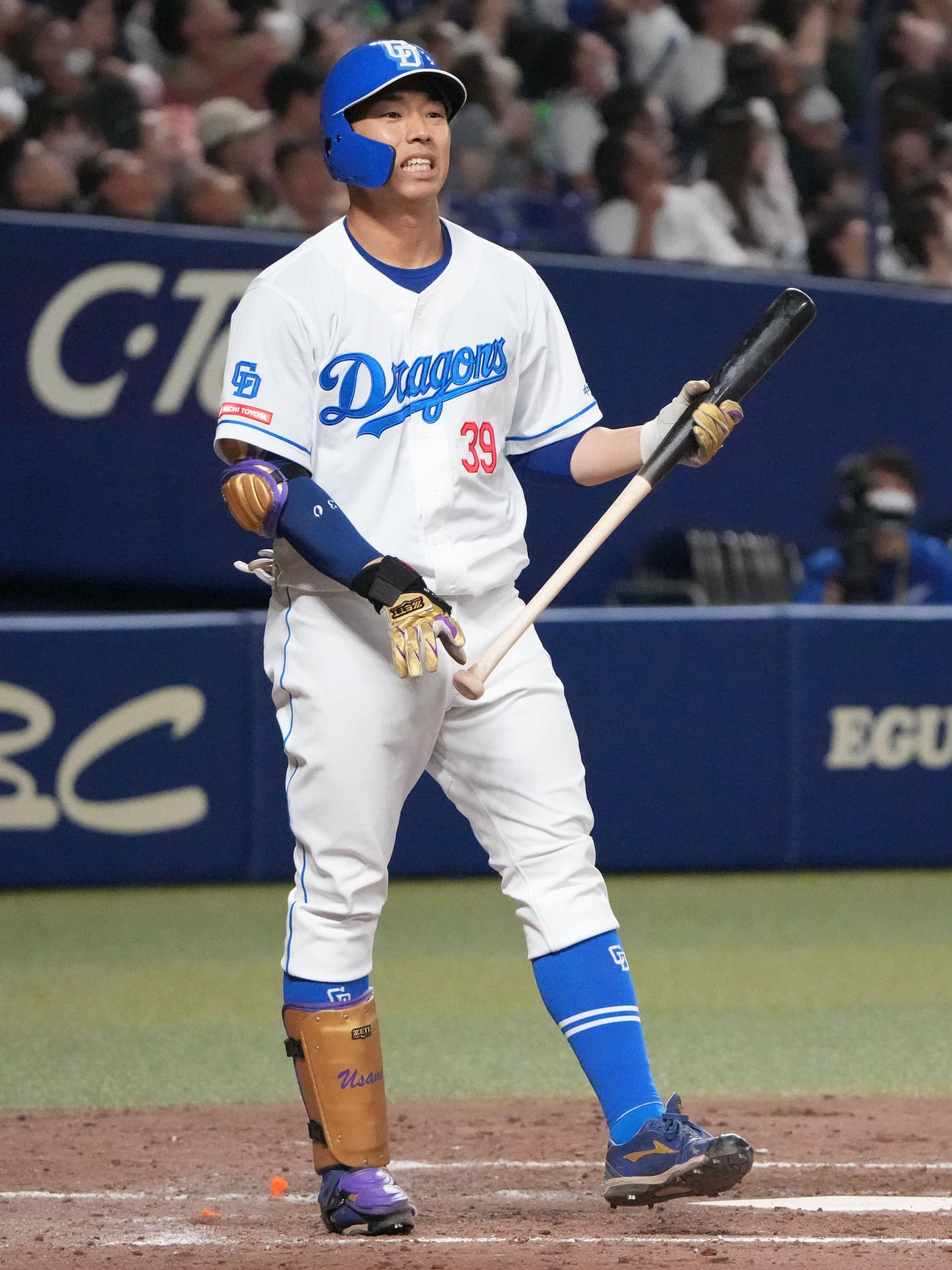 中日対ヤクルト　5回裏中日1死、妻・高城れにのイメージカラー紫色と金色のプロテクターを着用し打席に立つ宇佐見（撮影・森本幸一）