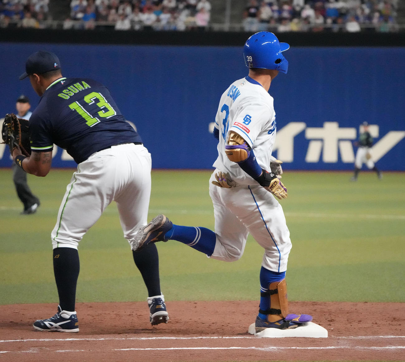 中日対ヤクルト　5回裏中日1死、三ゴロに倒れる宇佐見（右）（撮影・森本幸一）