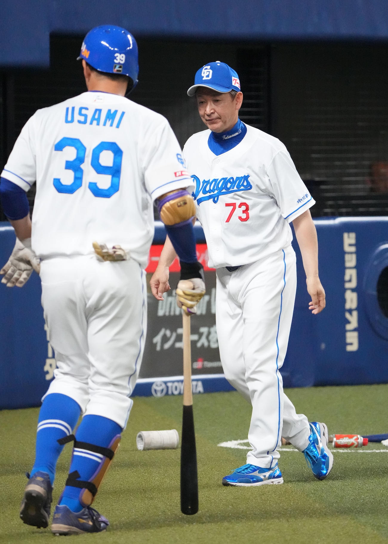 中日対ヤクルト　5回裏中日1死、代打・宇佐見を告げる立浪監督（右）（撮影・森本幸一）