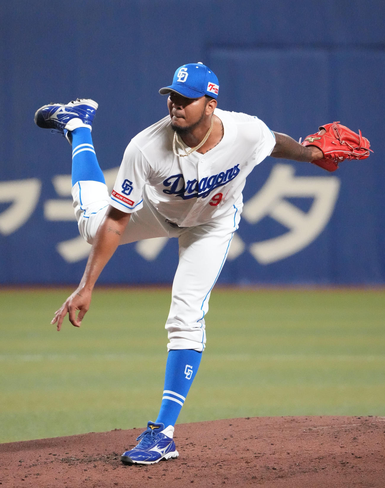 中日対ヤクルト　2回表、力投する中日先発のメヒア（撮影・森本幸一）