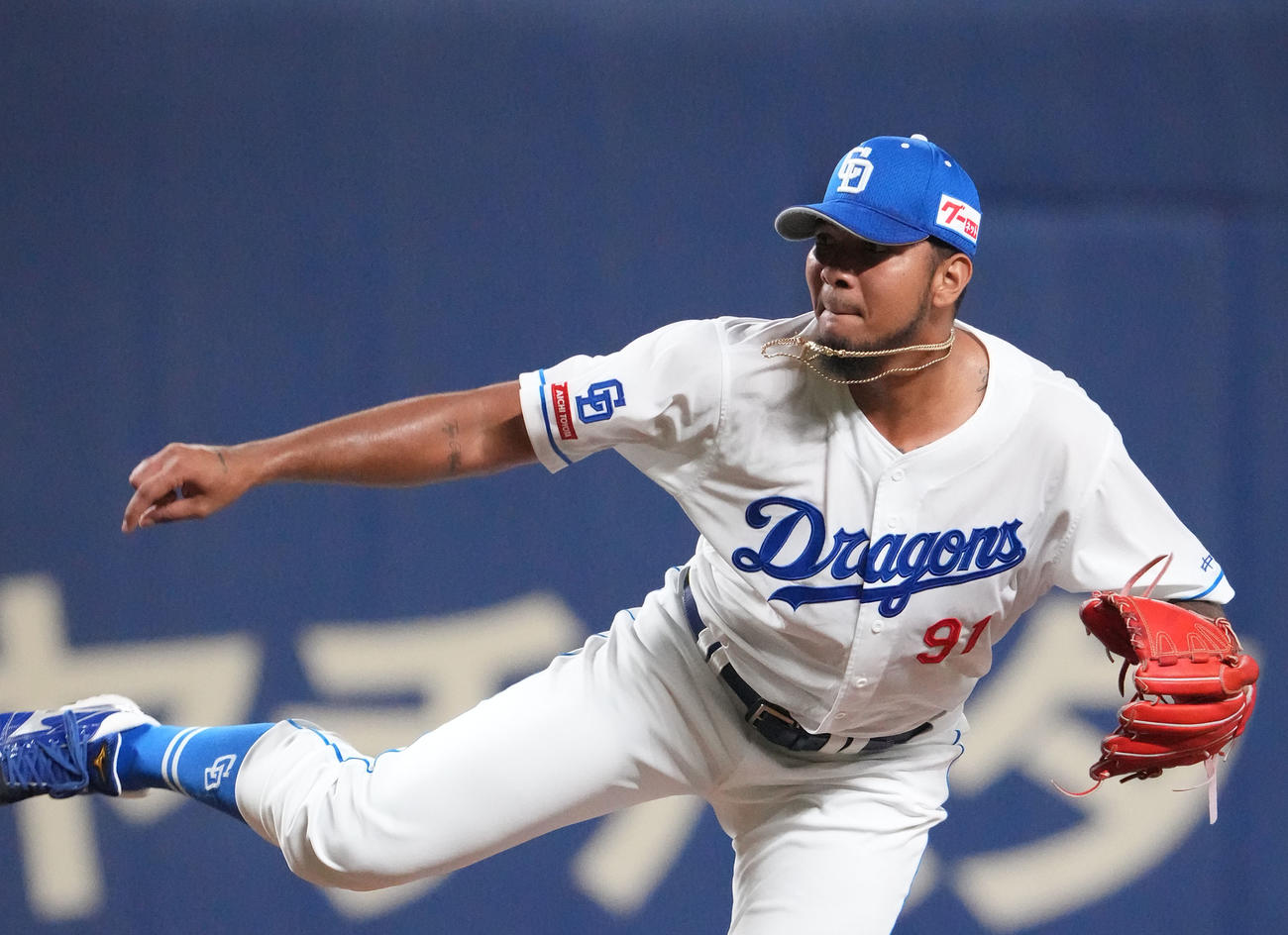 中日対ヤクルト　2回表、力投する中日先発のメヒア（撮影・森本幸一）