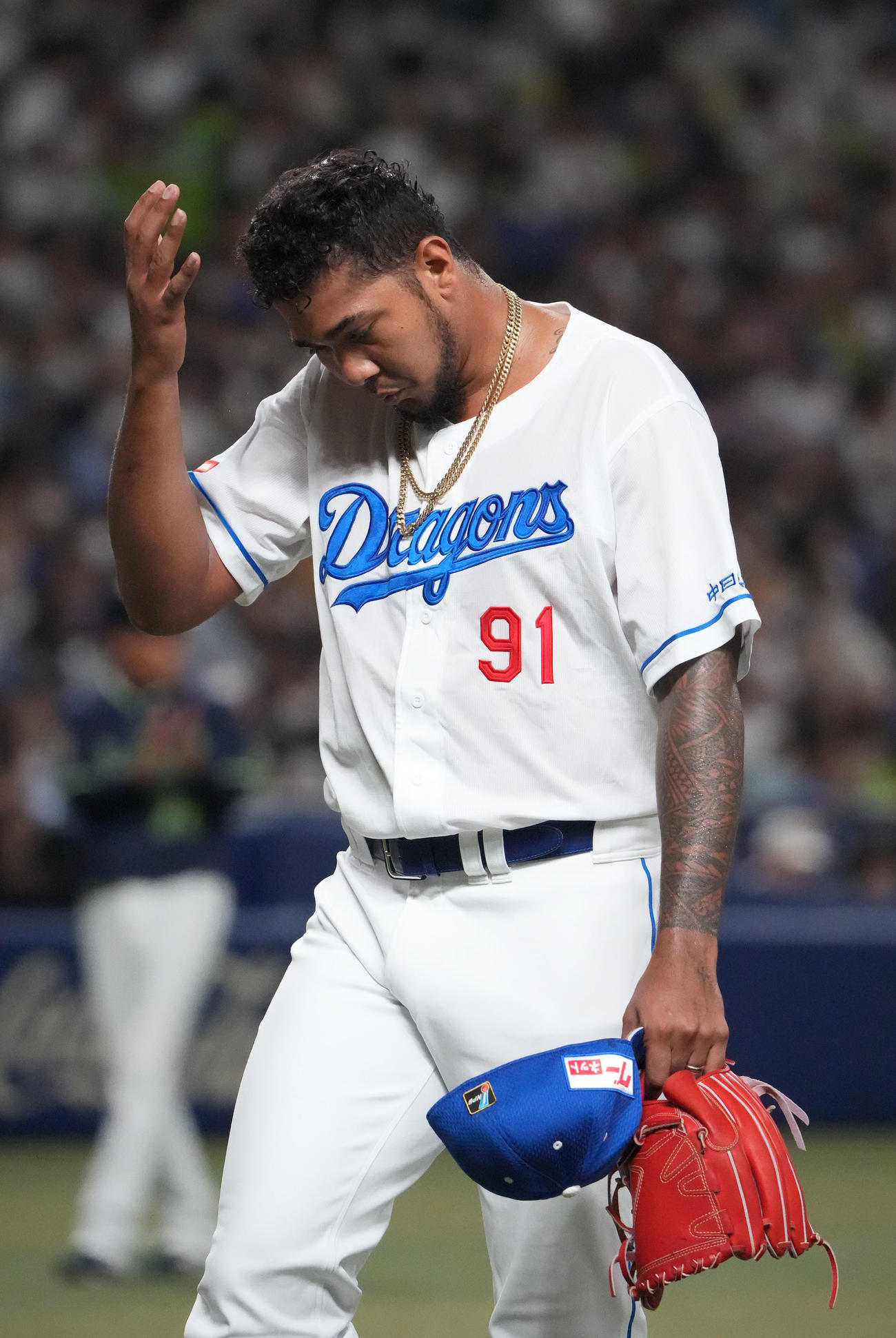 中日対ヤクルト　4回表終了、ベンチへ戻るメヒア（中央）（撮影・森本幸一）