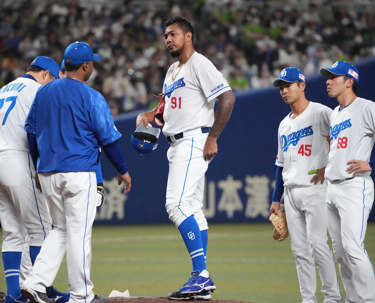 中日対ヤクルト　3回表ヤクルト1死一、二塁、マウンドのメヒア（中央）のもとに集まる中日ナイン（撮影・森本幸一）