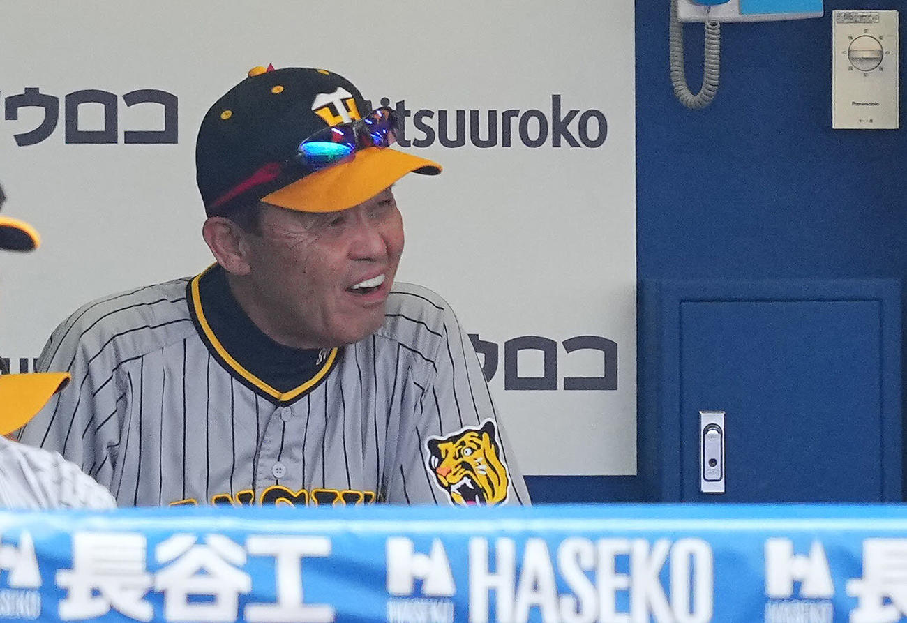 DeNA対阪神　ベンチで苦笑いを浮かべ首をかしげる阪神岡田監督（撮影・垰建太）
