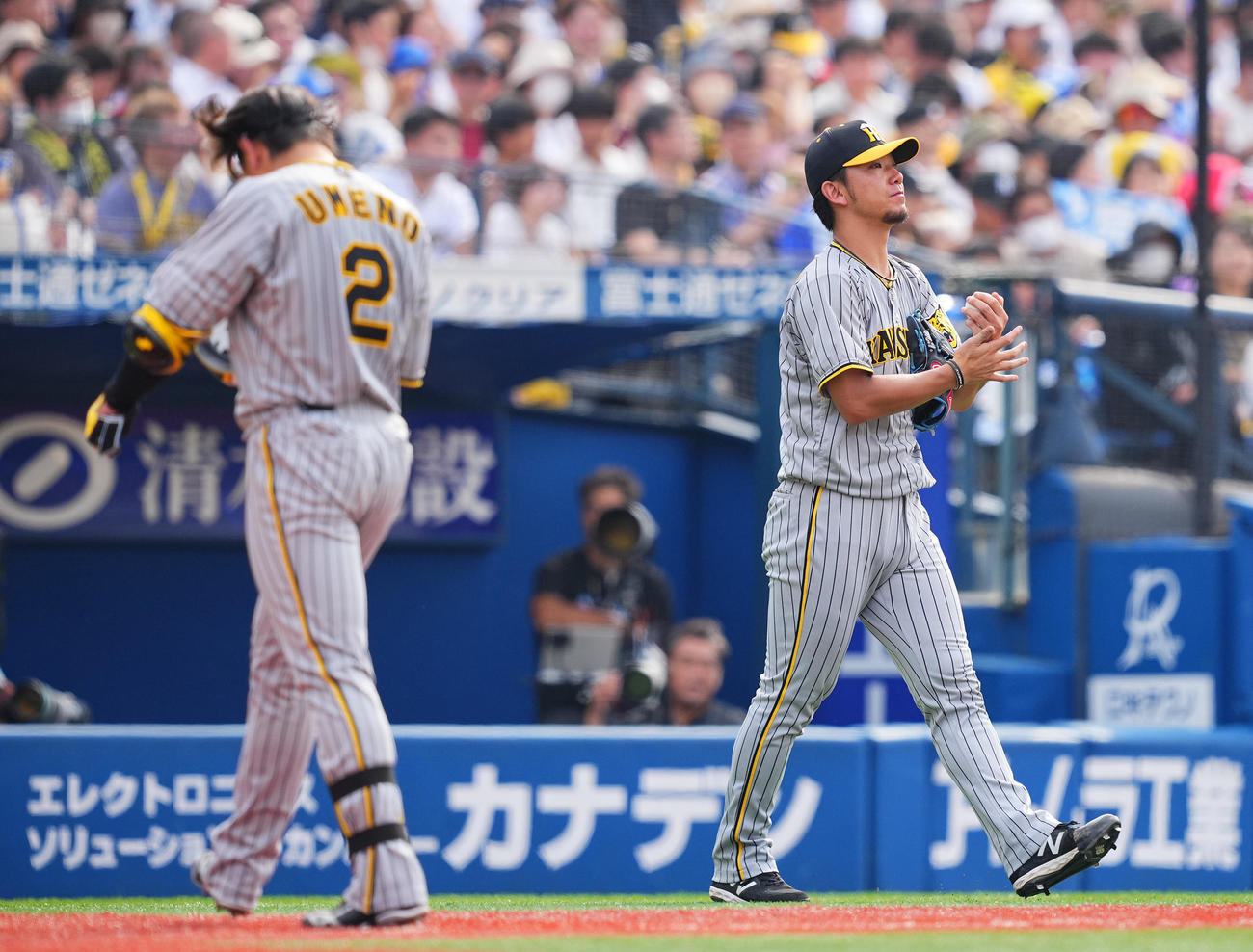 DeNA対阪神　7回表阪神2死一塁、梅野（左）が右飛に倒れ無得点のままマウンドへ向かう伊藤将（撮影・垰建太）