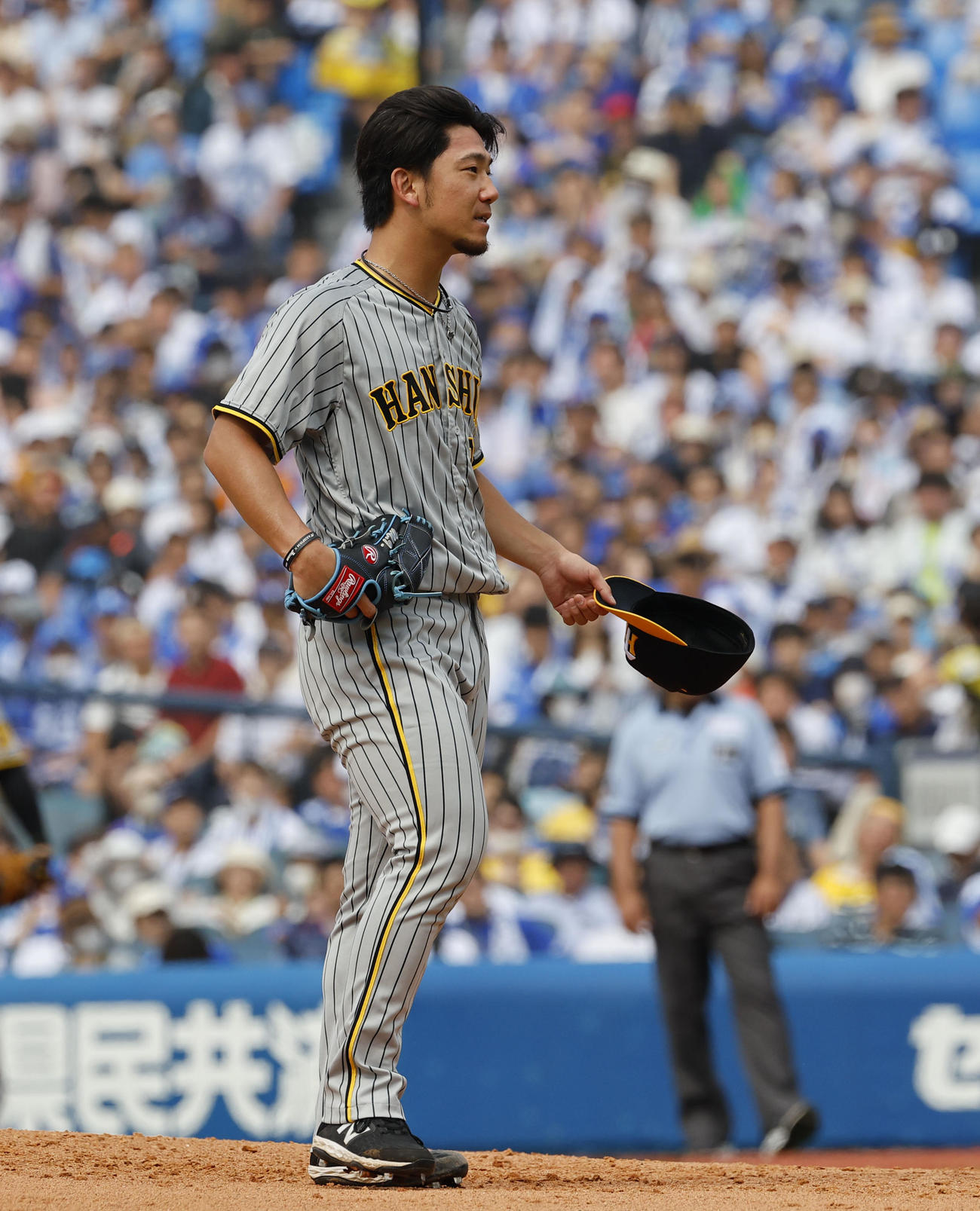 DeNA対阪神　3回裏DeNA無死、関根に死球を与え帽子を取る阪神伊藤将（撮影・藤尾明華）