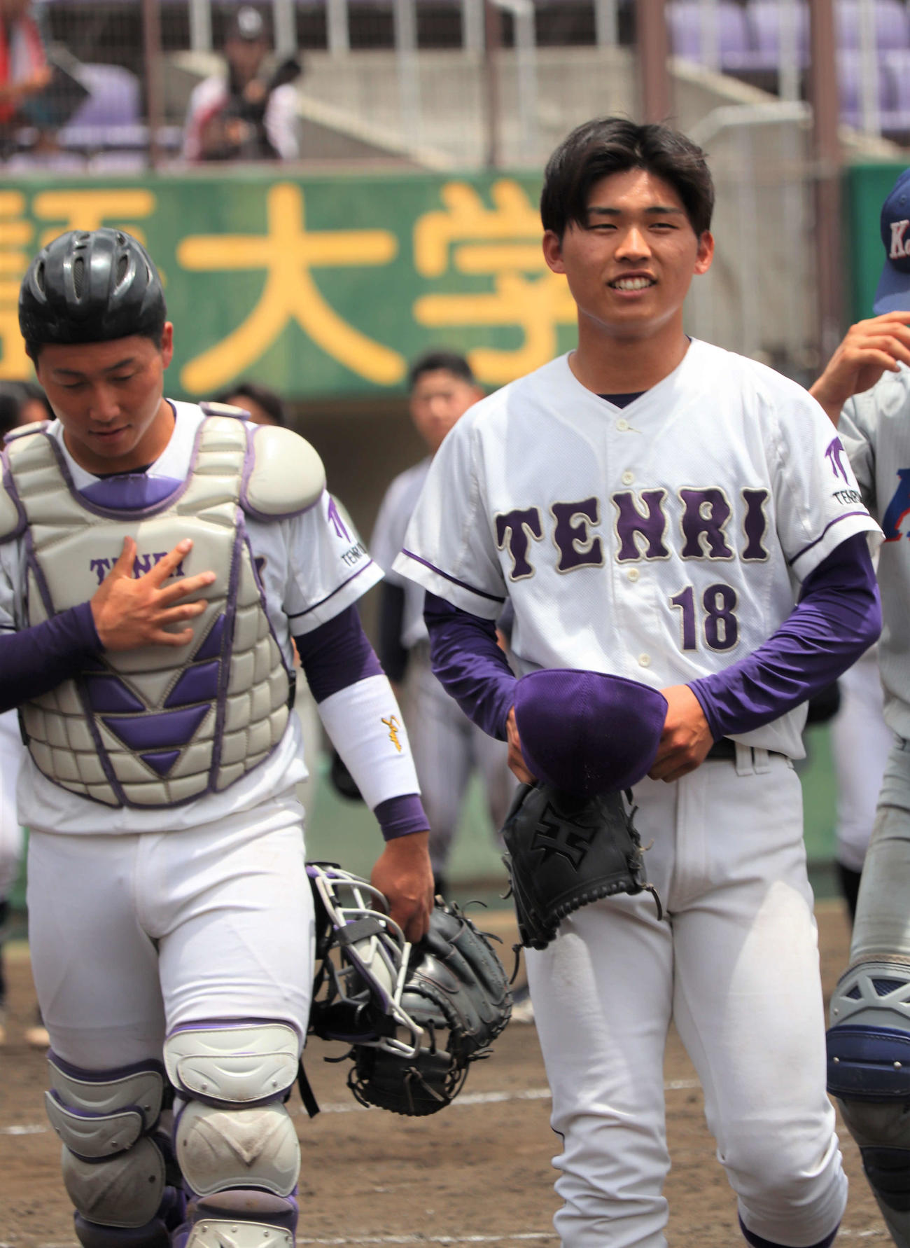 京滋大学選抜対阪神大学選抜　阪神大学選抜の天理大・小林と本間（撮影・中島麗）