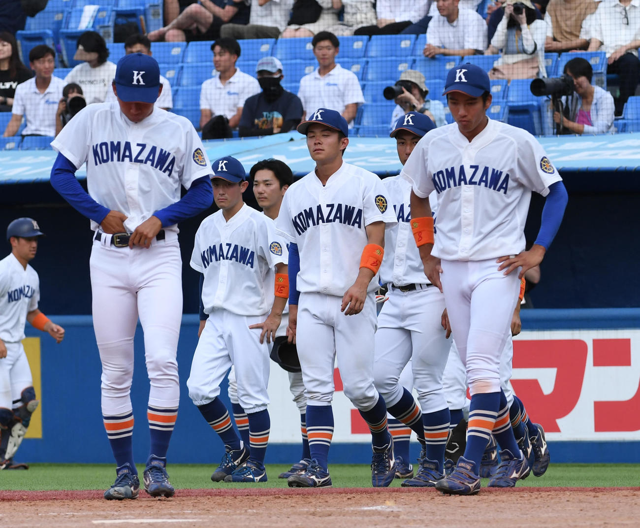 東洋大に敗れ2部降格が決まりがっくりする駒大ナイン（撮影・柴田隆二）