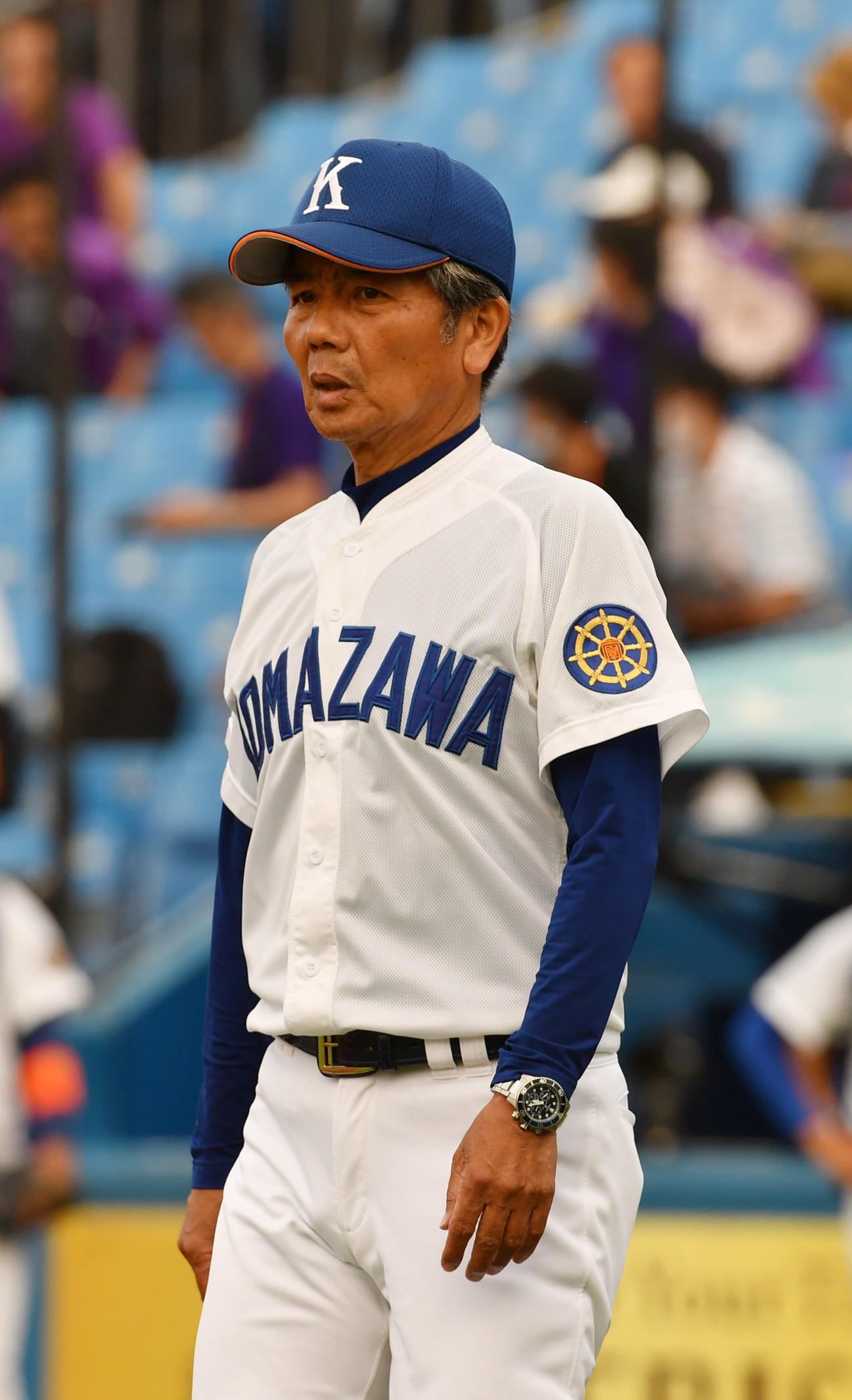 東洋大に敗れ2部降格が決まりがっくりする駒大・大倉監督（撮影・柴田隆二）