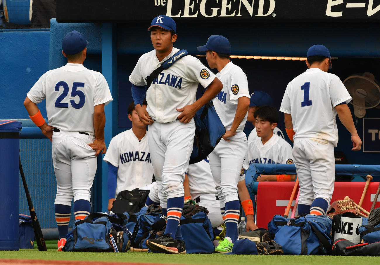 東洋大に敗れ2部降格が決まりがっくりする駒大ナイン（撮影・柴田隆二）