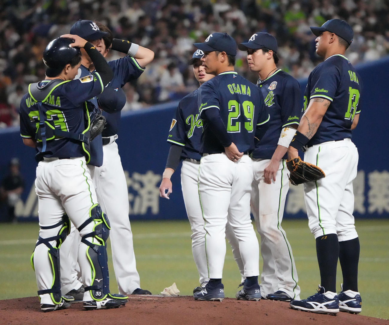 中日対ヤクルト　1回裏中日1死満塁、マウンドの小川のもとに集まるヤクルトナイン（撮影・森本幸一）
