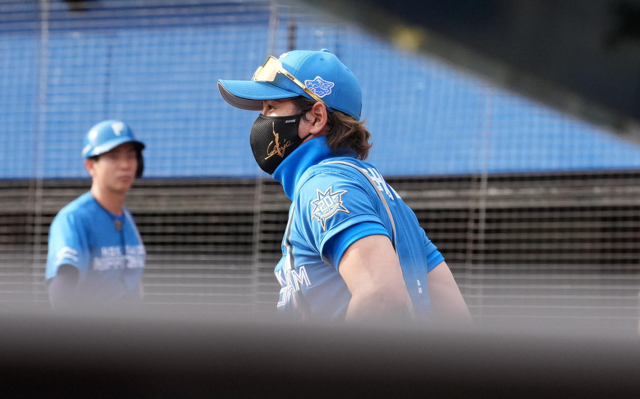 ロッテ対日本ハム　9回表が無失点に終わり悔しげにグラウンドを見つめる日本ハム新庄監督（撮影・横山健太）